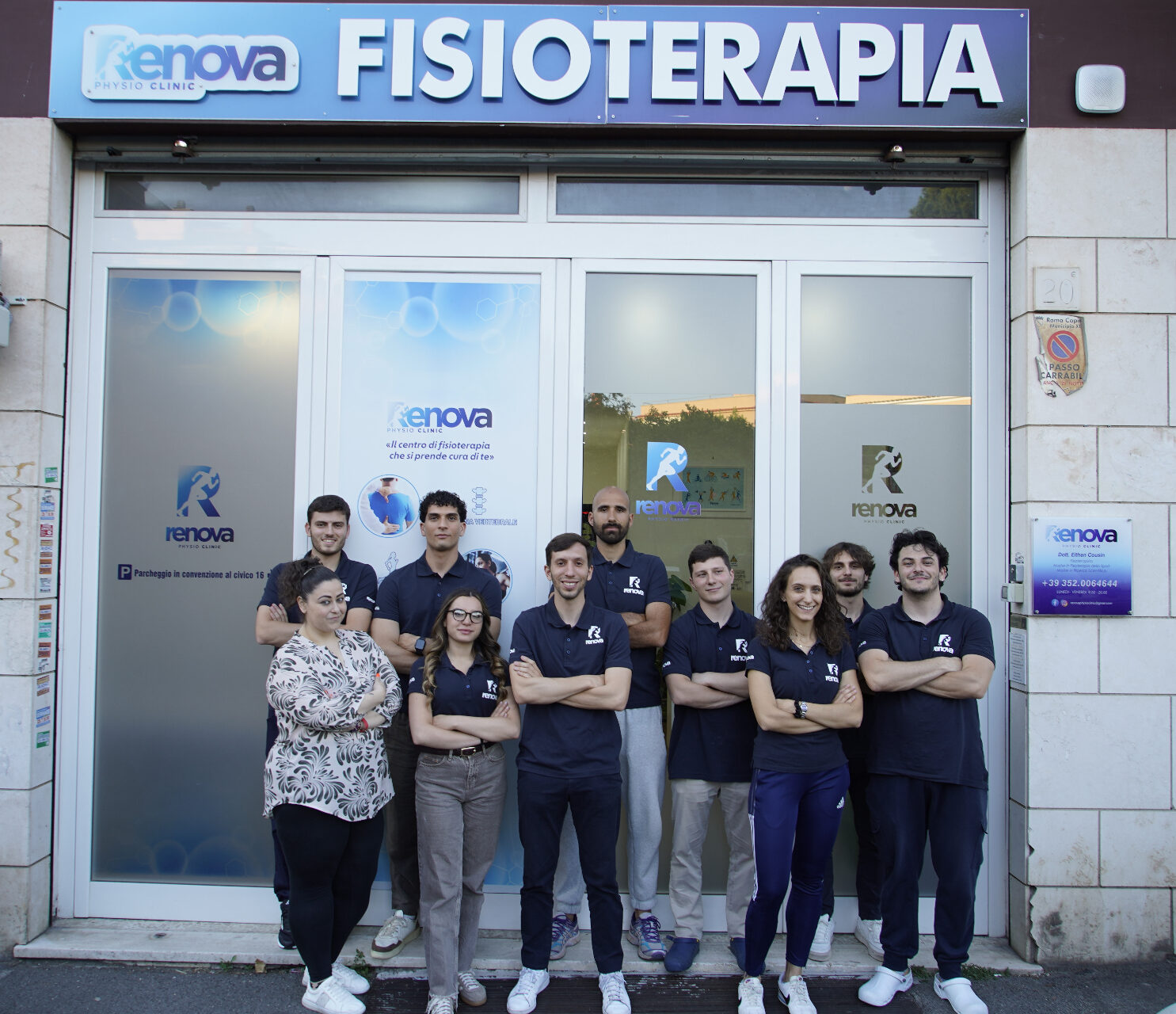 Team Renova fisioterapia davanti allo studio