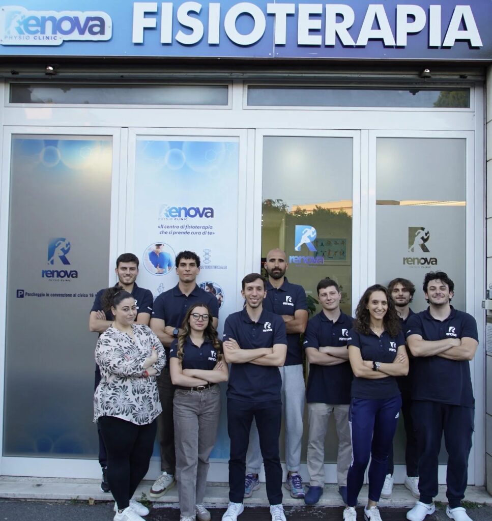 Il team di Renova Fisioterapia davanti allo studio